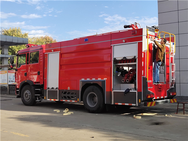 重汽8噸泡沫消防車